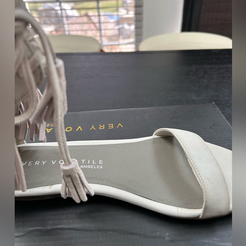 Very Volatile Aubrey ICE Fringe Sandal Women's Size 7 NEW IN BOX Light Gray - Picture 5 of 10
